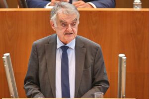 Herbert Reul diskutiert Maßnahmen zur Erhöhung der Sicherheit im Fußball vor Innenministerkonferenz.