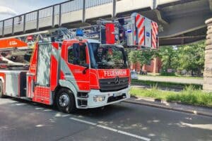 Zwei Ruderboote auf Wasser, Rettungskräfte im Einsatz, dramatische Bergung von Verunglückten.