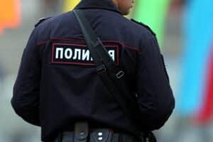 Ein russischer Polizist untersucht die Stelle einer Autobombe in Moskau nach einer Explosion.