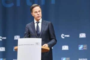 Mark Rutte warnt vor russischen Aggressionen und fordert erhöhte Verteidigungsausgaben.