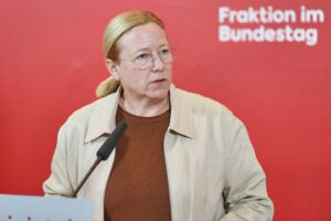 Dagmar Schmidt betont Reformen im Rentensystem und Sozialstaat auf einer Pressekonferenz in Berlin.