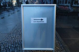 Wahllokal mit Menschen, Symbol für demokratische Prozesse und bevorstehende Oberbürgermeisterwahl in Schwerin.