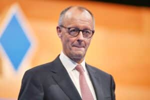 Friedrich Merz diskutiert über Waffenruhe in der Ukraine; europäische Einheit betont.