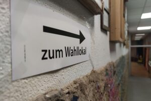 Wahllokal mit Wähler*innen, symbolisiert bevorstehende Oberbürgermeisterwahl und politische Veränderungen in Schwerin.