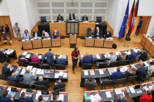 Saarländischer Landtag: Sitzung, Budgeterhöhung für Sozialressort, Armutsbekämpfung und Gesundheitsinvestitionen.