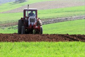 Bauer mit Traktor, symbolisiert Unterstützung für Landwirtschaft in Sachsen-Anhalt durch Agrarbeihilfen.