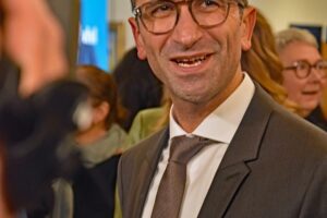 Samet Yilmaz, neuer Oberbürgermeister von Kiel, symbolisiert grüne Politik und Fortschritt.