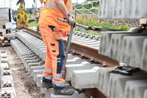 Bauarbeiten an Gleisen symbolisieren die Investitionen in die Verkehrsinfrastruktur Schleswig-Holsteins.