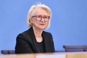 Monika Schnitzer diskutiert Rentenpolitik, aktiviert Rente und Frühstart-Rente. Wirtschaftliche Herausforderungen im Fokus.
