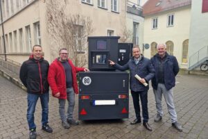Neue Geschwindigkeitsmessanhänger mit Stadtvertretern zur Verbesserung der Verkehrssicherheit in Schwäbisch Gmünd.
