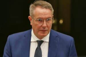 Alexander Schweitzer fordert Finanzzusagen für Bürokratieabbau und Staatsmodernisierung bei Ministerpräsidentenkonferenz.