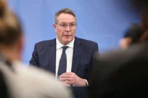 Alexander Schweitzer diskutiert hybride Bedrohungen und deren finanzielle Auswirkungen auf die öffentliche Sicherheit.