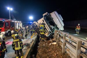 Schwerer Lkw-Unfall auf A2: Rettungskräfte befreien eingeklemmten Fahrer in dramatischer Einsatzszene.