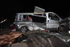Schwerer Verkehrsunfall mit Rettungswagen, Feuerwehr und mehreren Verletzten in Marklohe.