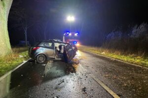 Unfallfahrzeug gegen Baum, Feuerwehr und Einsatzkräfte bei der Unfallstelle in Tönisvorst.