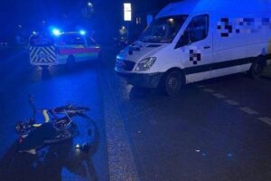 Radfahrerin verletzt bei Unfall mit Sprinter in Stade, Polizei und Rettungsdienst vor Ort.