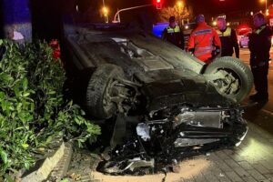 Verunglückter Pkw auf dem Dach, Rettungsarbeiten im Gange, Polizei und Feuerwehr im Einsatz.