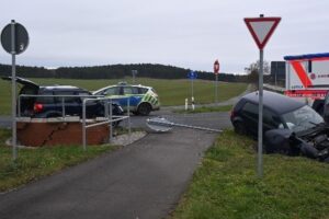Zwei beschädigte Autos nach Unfall, Polizei untersucht Vorfahrtsmissachtung auf Bundesstraße 71.