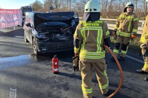 Schwerer Verkehrsunfall auf der A1 mit beschädigten Fahrzeugen und rettendem Einsatz von Feuerwehr.
