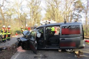 Schwerer Verkehrsunfall mit VW Caddy auf B 74, Einsatz von Feuerwehr und Polizei.
