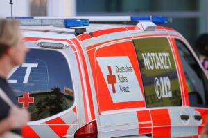 Schwerer Motorradunfall bei Winnenden Rettungswagen am Unfallort, verletzter Junge wird versorgt, Notarzt und Einsatzkräfte aktiv.