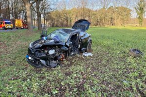 Verkehrsunfall mit Pkw-Kollision, Feuerwehr im Einsatz, Rettung einer eingeklemmten Person.