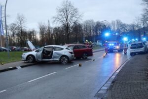 Drei beschädigte Autos nach schwerem Verkehrsunfall auf Kettwiger Straße in Velbert.