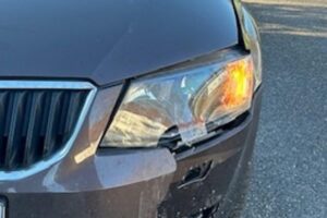 Verkehrsunfall mit beschädigtem Verkehrszeichen, Autofahrerin möglicherweise durch Sekundenschlaf abgelenkt.