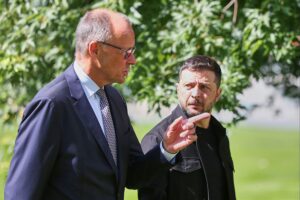 Friedrich Merz und Wolodymyr Selenskyj im Gespräch über Frieden und russische Desinformationen.