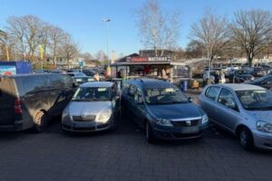 Unfallbericht: Senior erfasst zwei Fußgänger im Wümme-Park; mehrere Autos beschädigt.