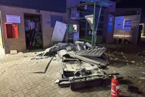 Gerissener Snackautomat nach Explosion; Polizei ermittelt, Zeugen gesucht. Anwohner geschockt.