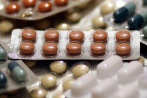 Tabletten und Verpackungen, Symbol für verlässliche Arzneimittelversorgung und aktuelle Herausforderungen in Niedersachsen.