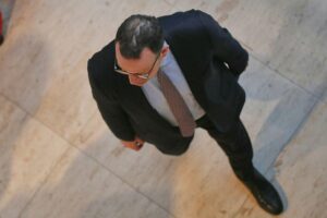 Jens Spahn diskutiert Krankenkassenbeiträge und Einsparungen im Gesundheitswesen in Berlin.