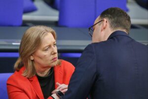 Jens Spahn und Bärbel Bas diskutieren über Bürgergeldreform und Arbeitsverweigerung in Berlin.