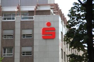 Sparkasse-App mit Aktien, ETFs und Kryptowährungen: Einfacher Zugriff für Kunden 2026.