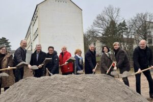 Spatenstich für den Erweiterungsbau der Kohlheckschule in Wiesbaden, symbolischer Auftakt für bessere Bildung.