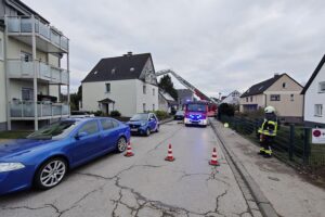 Feuerwehr rettet Patienten mit Drehleiter aus Wohnhaus durch Fenster in Sprockhövel.