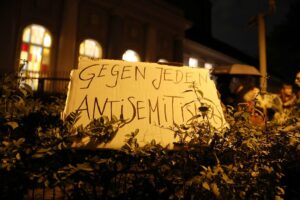 Mahnwache vor einer Synagoge symbolisiert Solidarität gegen Antisemitismus und Schutz jüdischen Lebens.