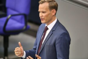 Hendrik Streeck diskutiert gesundheitliche Gleichbehandlung zwischen gesetzlich und privat versicherten Patienten.