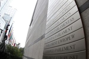 EU-Parlament in Brüssel, Streit über Ukraine-Reise, Sicherheitsrisiken, Abgeordnete, politische Fraktionen.