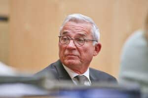 Thomas Strobl steht vor einem Mikrofon, spricht über den Schutz von Kindern im Internet.