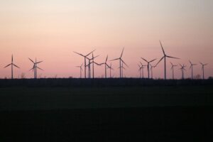 Windräder und Solaranlagen erzeugen Strom, symbolisieren Deutschlands Übergang zu erneuerbaren Energien.