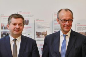 Sven Schulze und Friedrich Merz diskutieren über die Umfragewerte und Erwartungen der Bundesregierung.