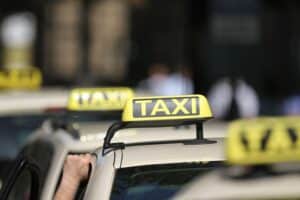 Überfall auf Taxifahrer in Bremen: Täter bedroht mit Messer und flüchtet. Zeugen gesucht.