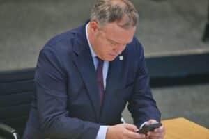 Mario Voigt diskutiert Klarnamenpflicht im Internet für mehr Verantwortung und Schutz der Demokratie.