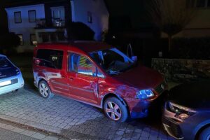 Unfallstelle mit mehreren Fahrzeugen, Polizei und Einsatzkräfte, traurige Atmosphäre nach schwerem Verkehrsunfall.