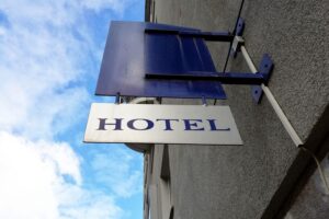 Hotel mit Gästen, die entspannen; Symbol für steigenden Tourismus in Rheinland-Pfalz.