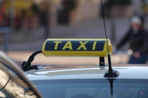 Schwerer Unfall: Taxi kollidiert mit Straßenbahn in Berlin-Mahlsdorf, Fahrer verletzt, Tram entgleist.