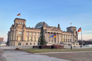 Reichstagsgebäude in Berlin, Symbol für steigende Bundestagskosten trotz Verkleinerung der Abgeordnetenzahl.
