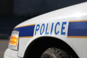 Polizeiauto vor Wohnhaus, symbolisiert tragischen Vorfall mit Rob Reiner und seiner Frau.